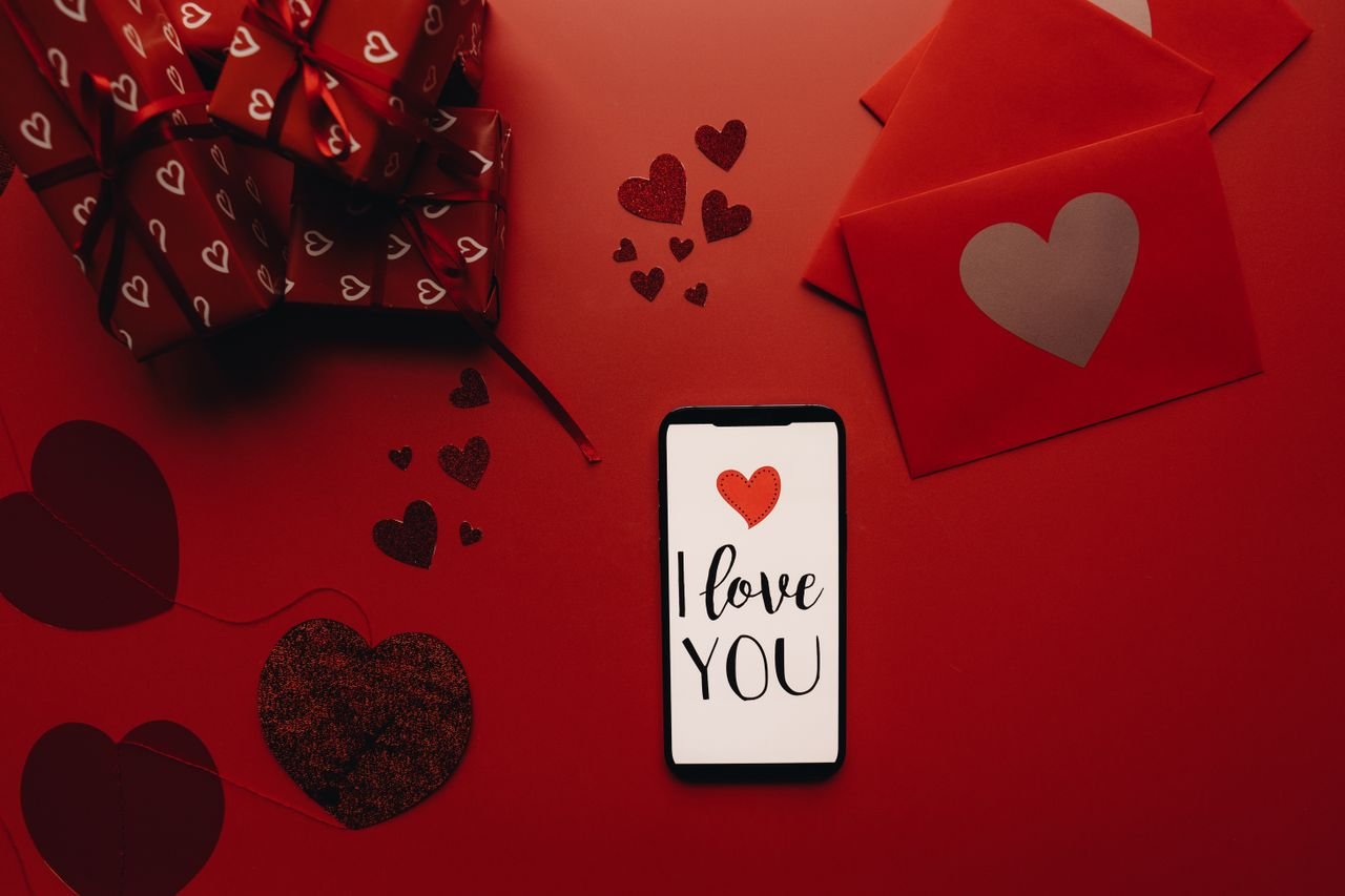 Mastering the First Impression: Your intriguing post title goes here A romantic red-themed flat lay with a smartphone displaying 'I love you', perfect for Valentine's Day celebrations.